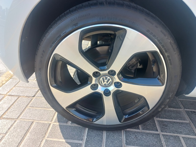 Used 2018 Volkswagen Golf for sale in Abu Dhabi