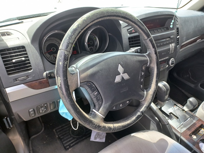 Used 2014 Mitsubishi Pajero for sale in Abu Dhabi