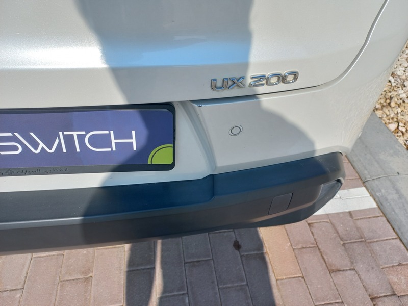 مستعمله 2019 لكزس UX200 للبيع فى دبي