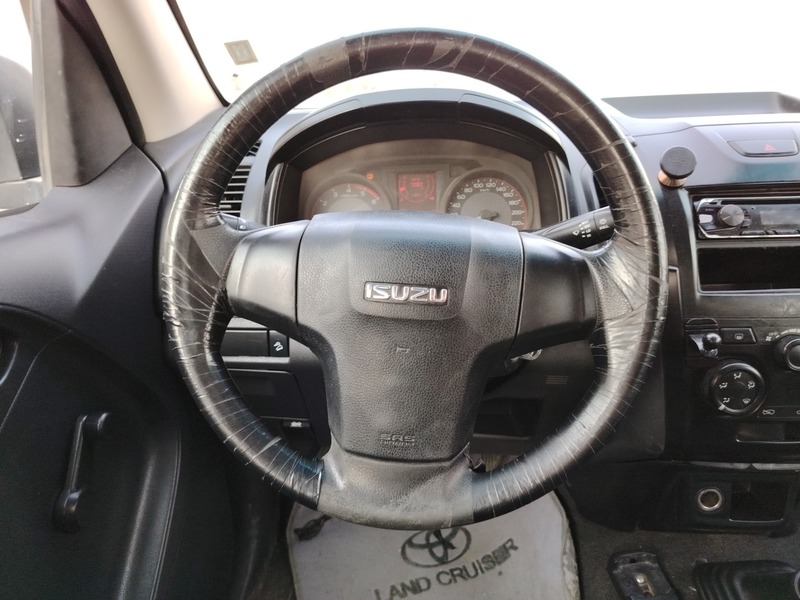 Used 2017 Isuzu D-Max for sale in Dammam