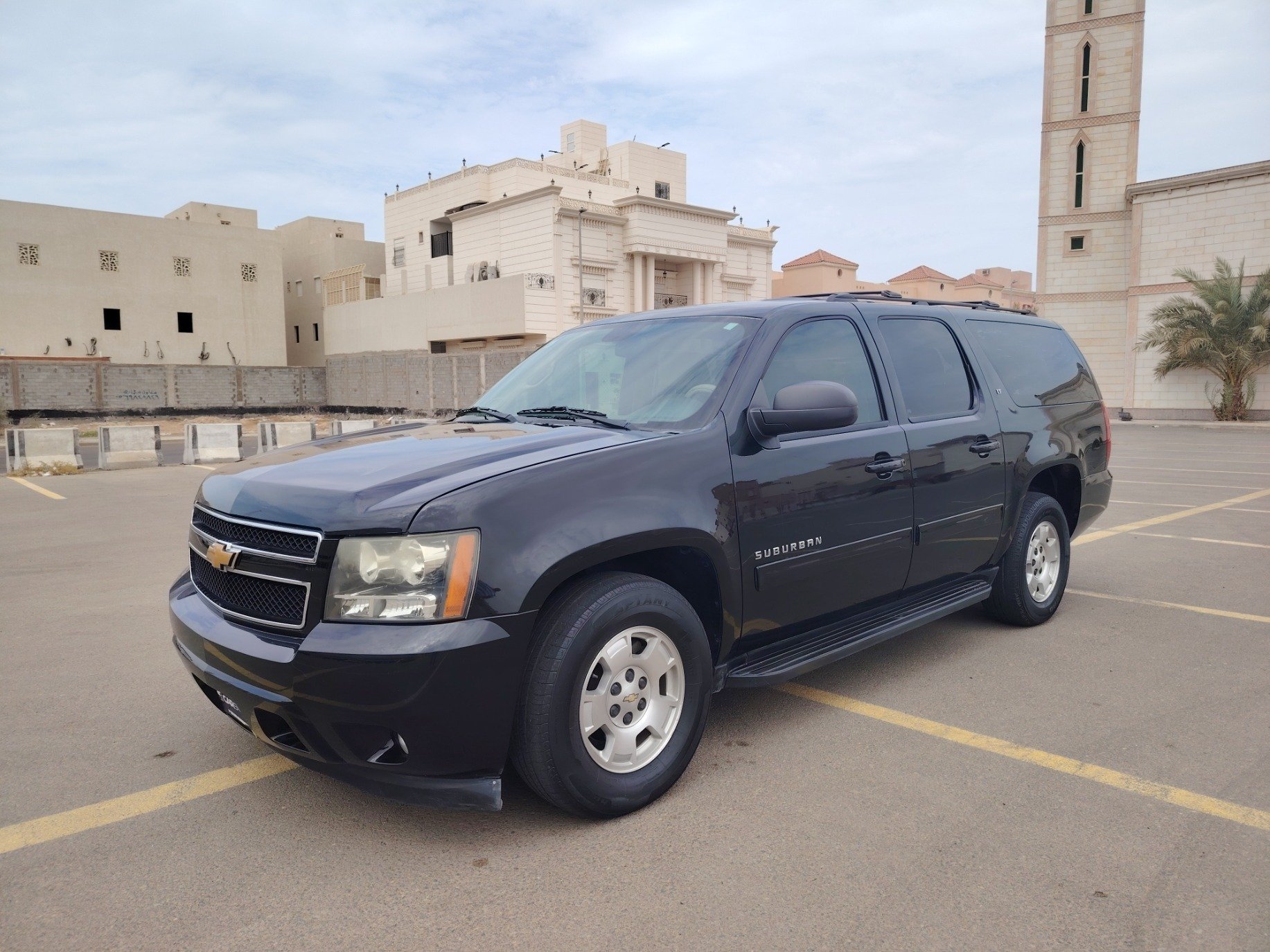 Used 2014 Chevrolet Suburban for sale in Jeddah