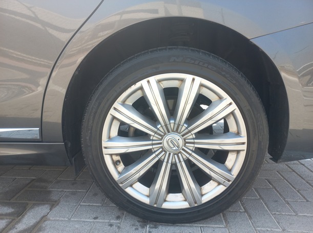 Car image 9