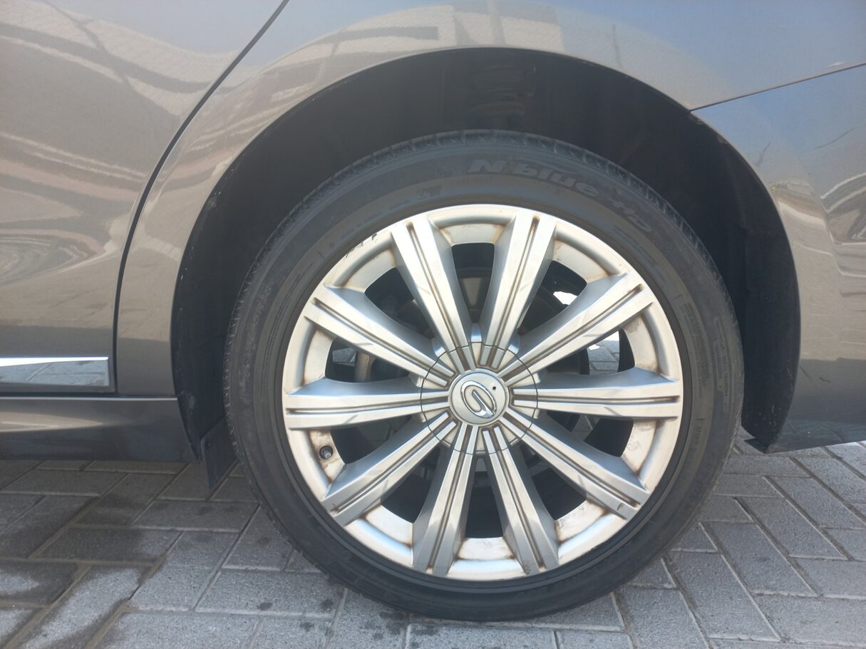 Car image 9