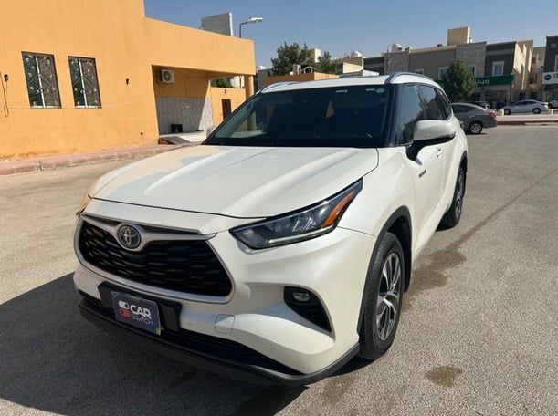 Used 2020 Toyota Highlander for sale in Riyadh