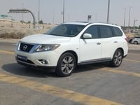 Used 2014 Nissan Pathfinder for sale in Abu Dhabi