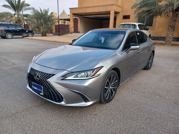 Used 2023 Lexus ES350 for sale in Riyadh