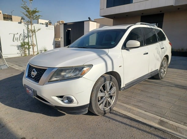 Used 2014 Nissan Pathfinder for sale in Riyadh