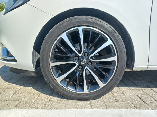 Car image 9