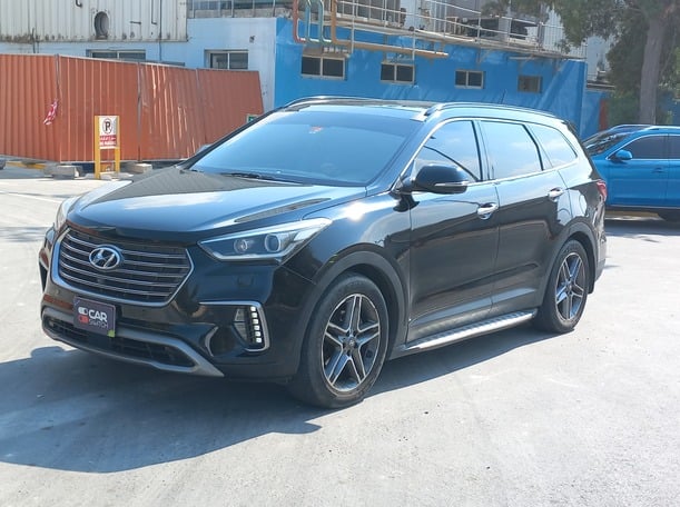 Used 2017 Hyundai Grand Santa Fe for sale in Abu Dhabi