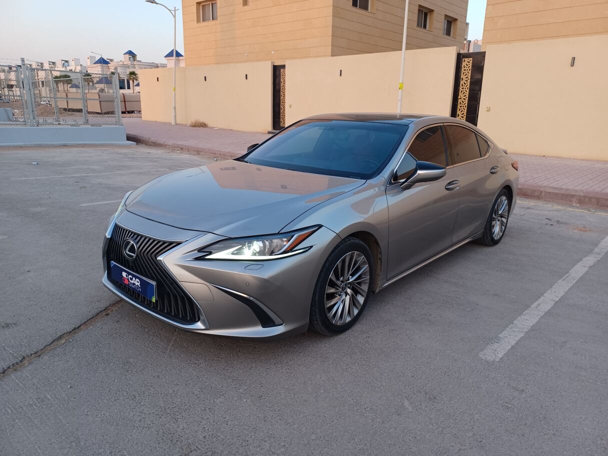 مستعمله 2020 لكزس ES350 للبيع فى الرياض