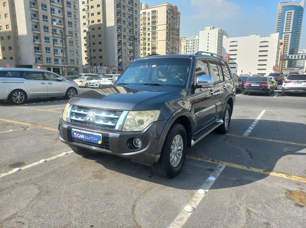 Used 2013 Mitsubishi Pajero for sale in Dubai