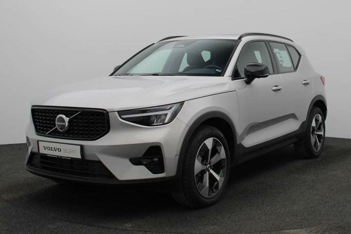 Used 2023 Volvo XC40 for sale in Dubai