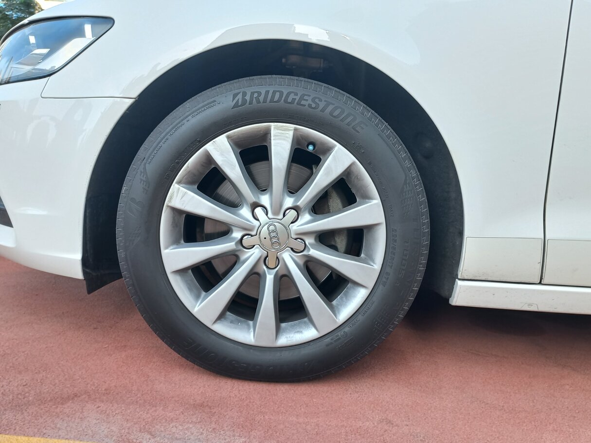 Car image 9