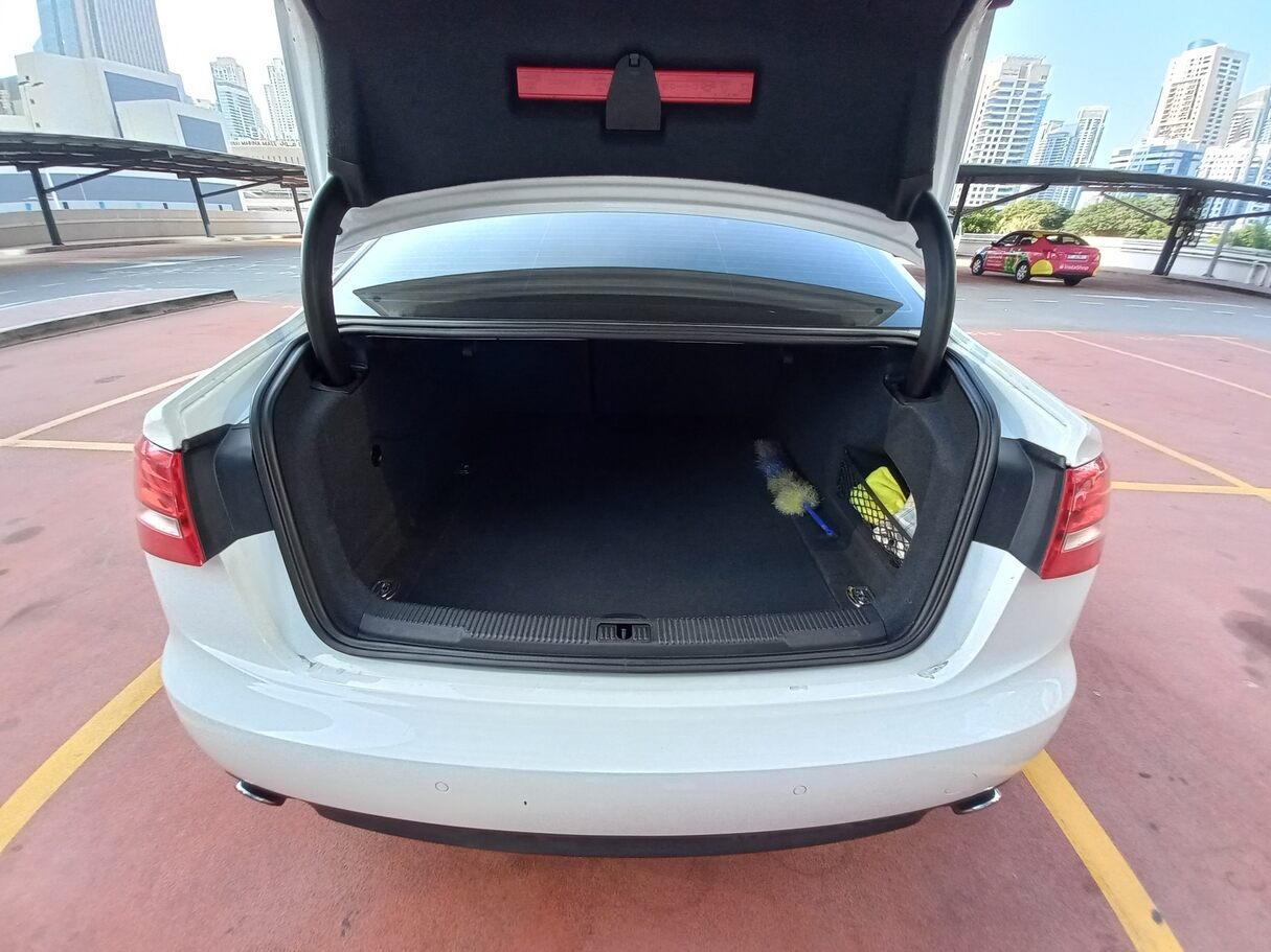 Car image 18