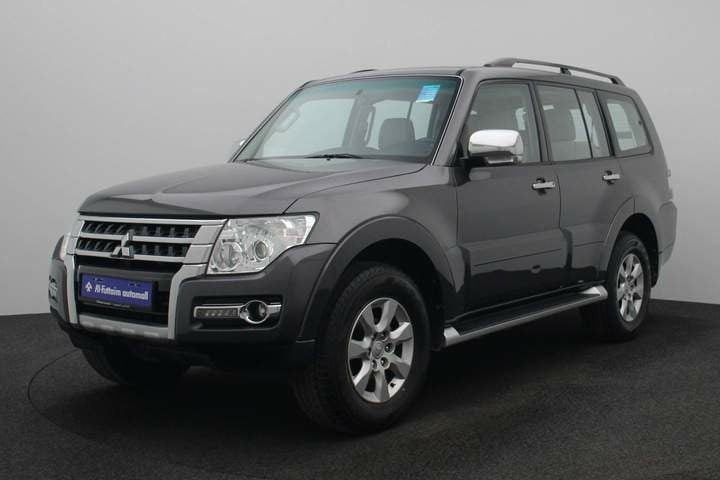 Used 2017 Mitsubishi Pajero for sale in Abu Dhabi