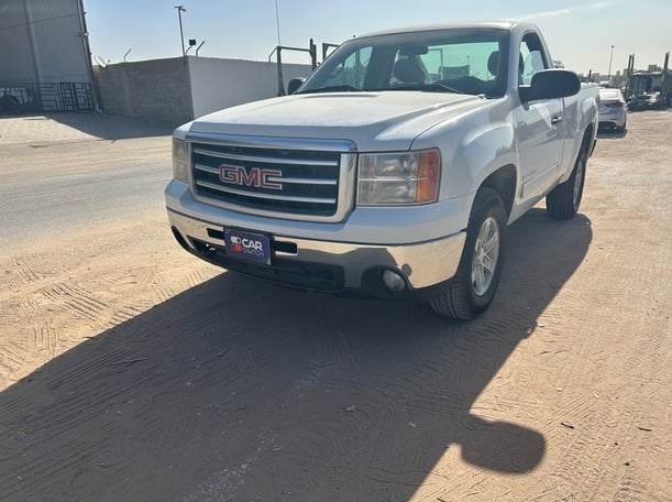 Used 2012 GMC Sierra for sale in Riyadh