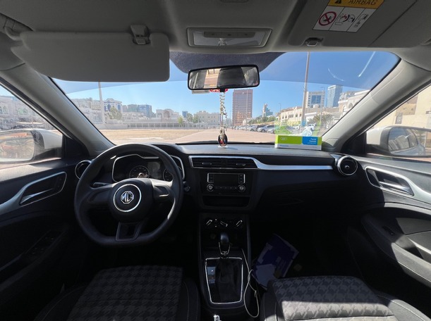 Car image 14