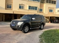 Used 2014 Mitsubishi Pajero for sale in Abu Dhabi