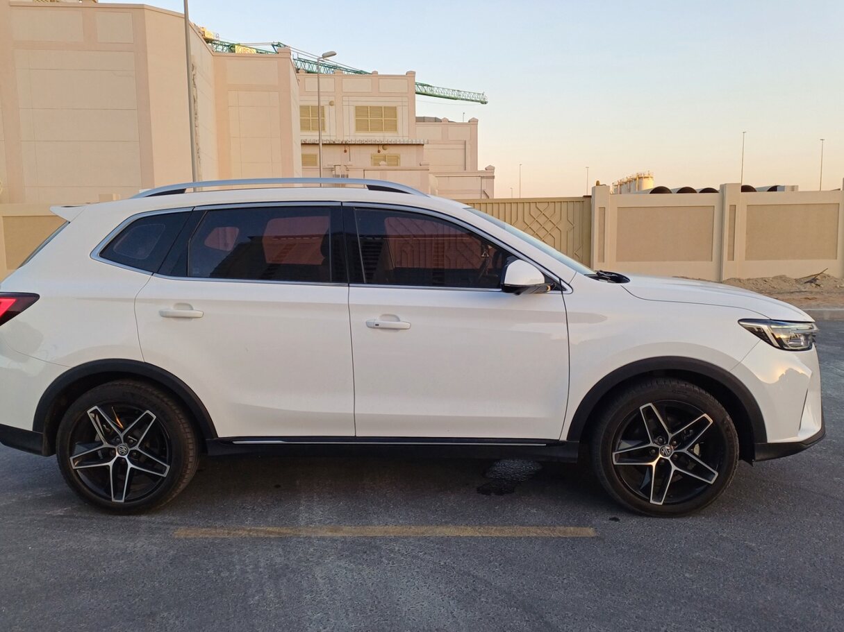 Car image 4