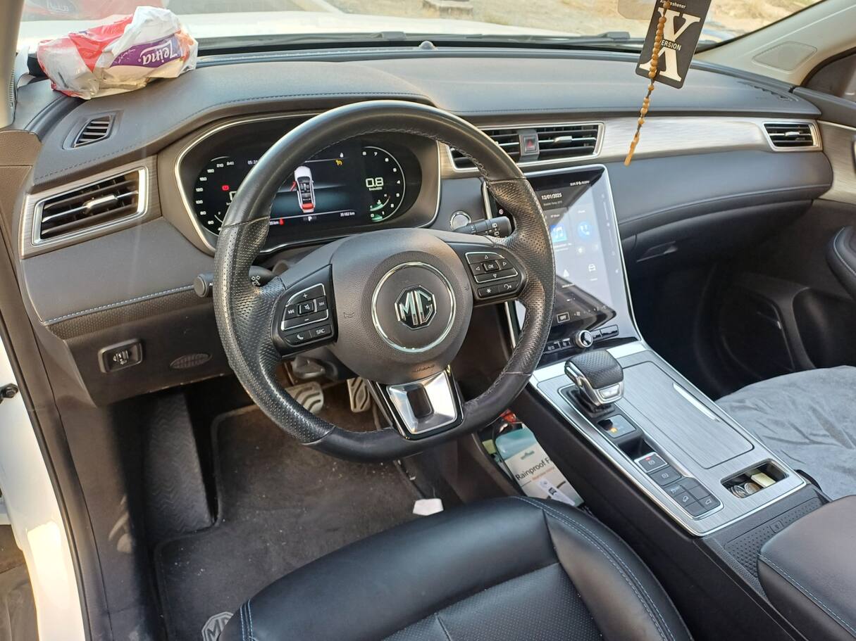 Car image 11