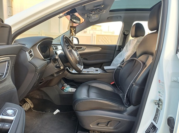 Car image 12