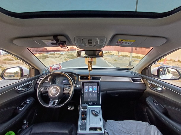 Car image 14