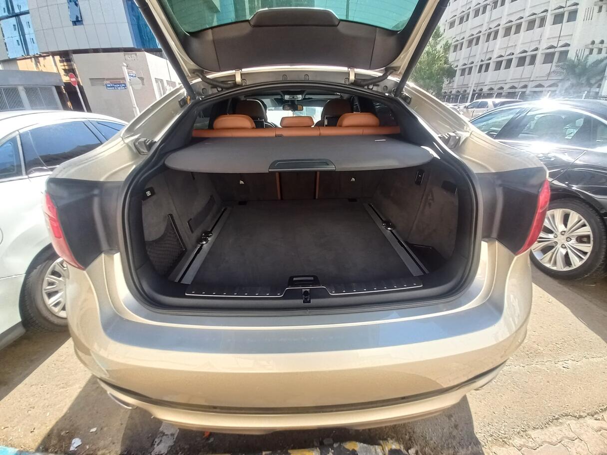 Car image 19