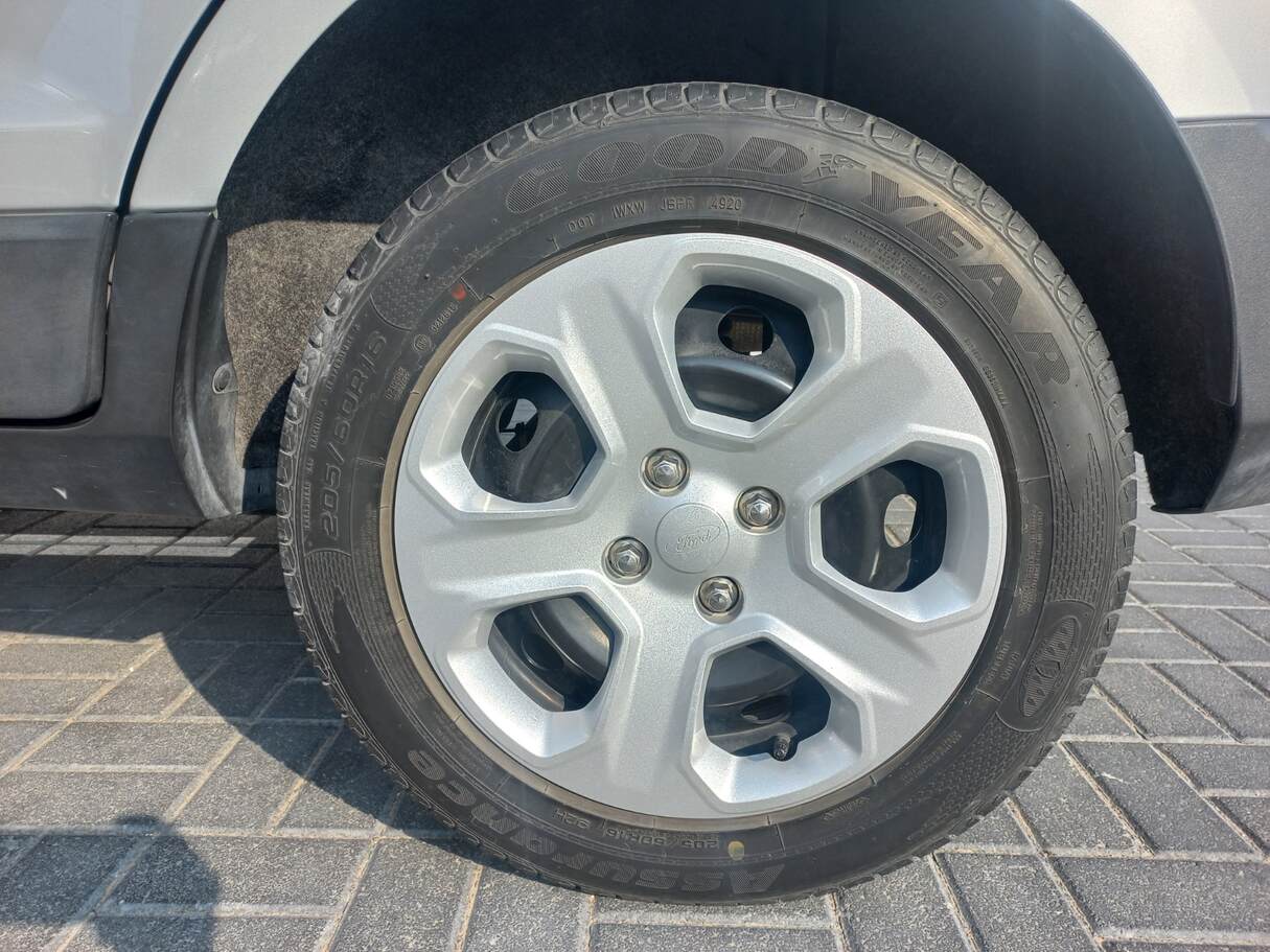Car image 9