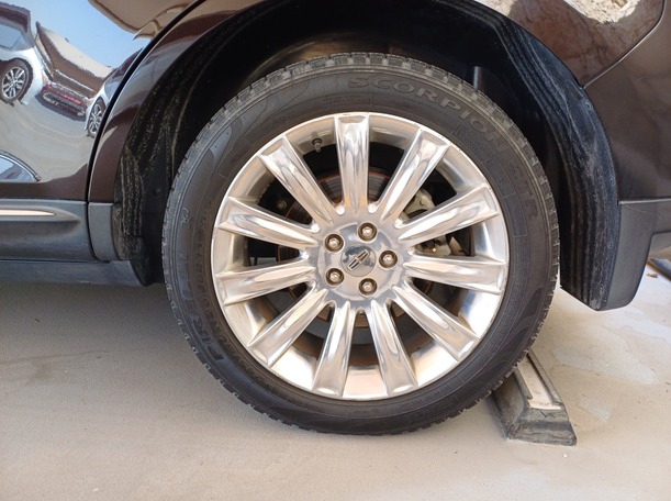 Car image 9