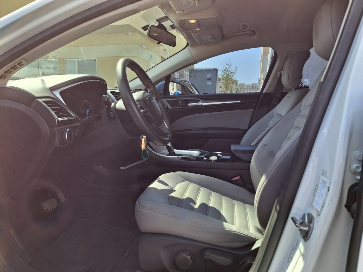 Car image 12