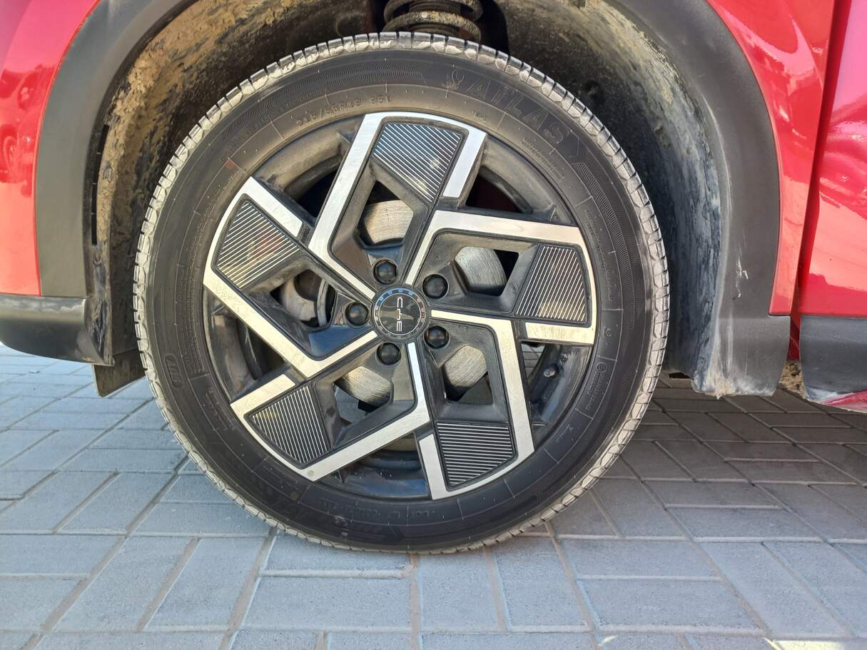 Car image 9