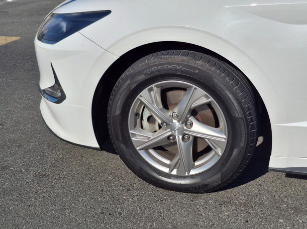 Car image 9
