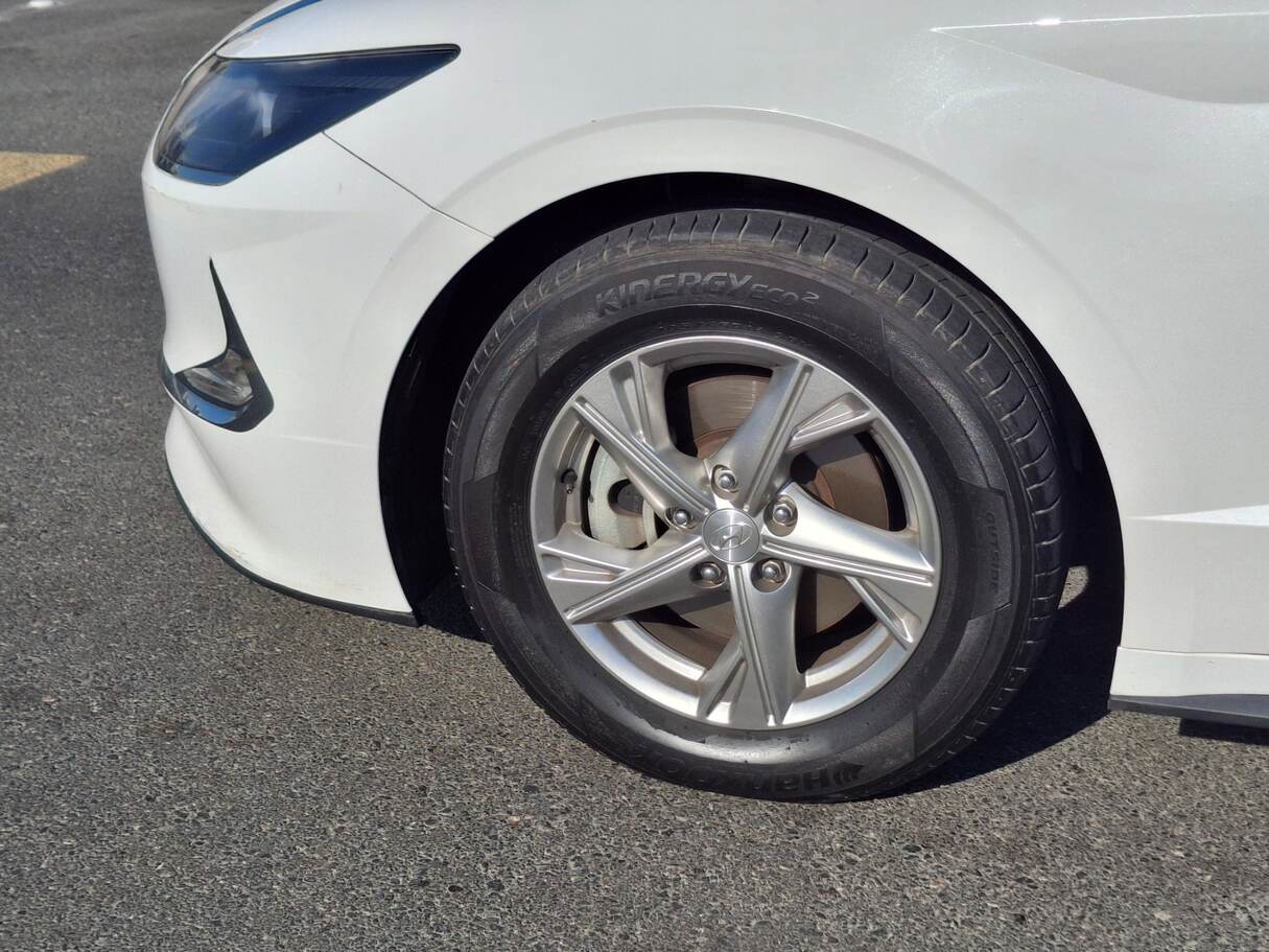Car image 9