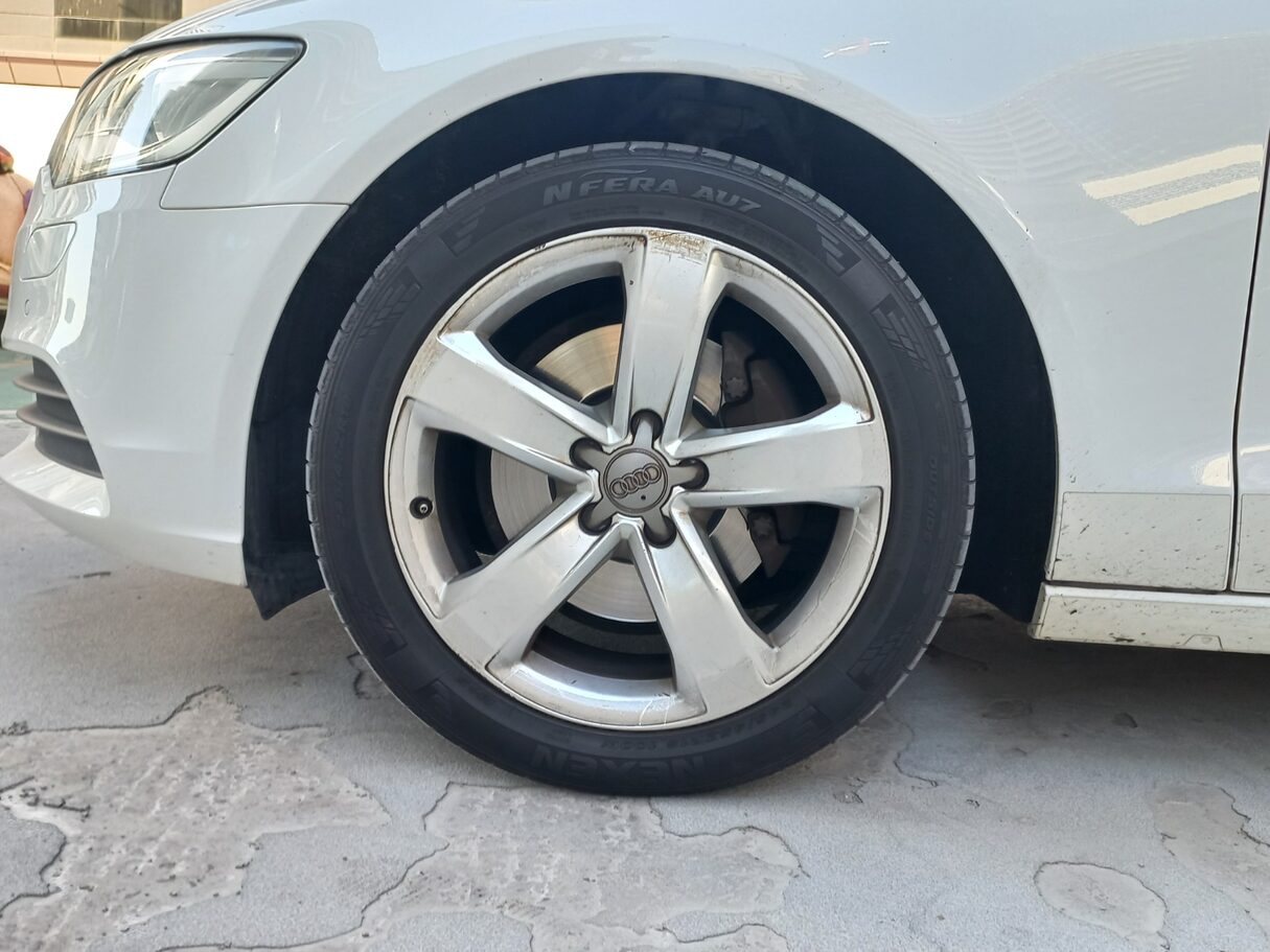 Car image 9