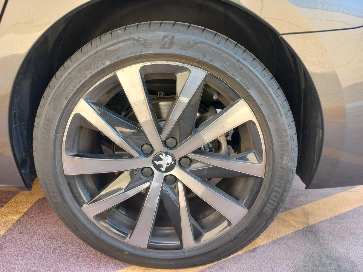 Car image 9