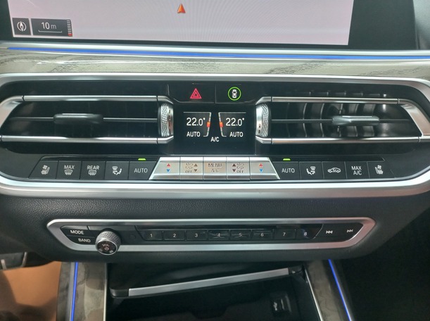 Car image 26
