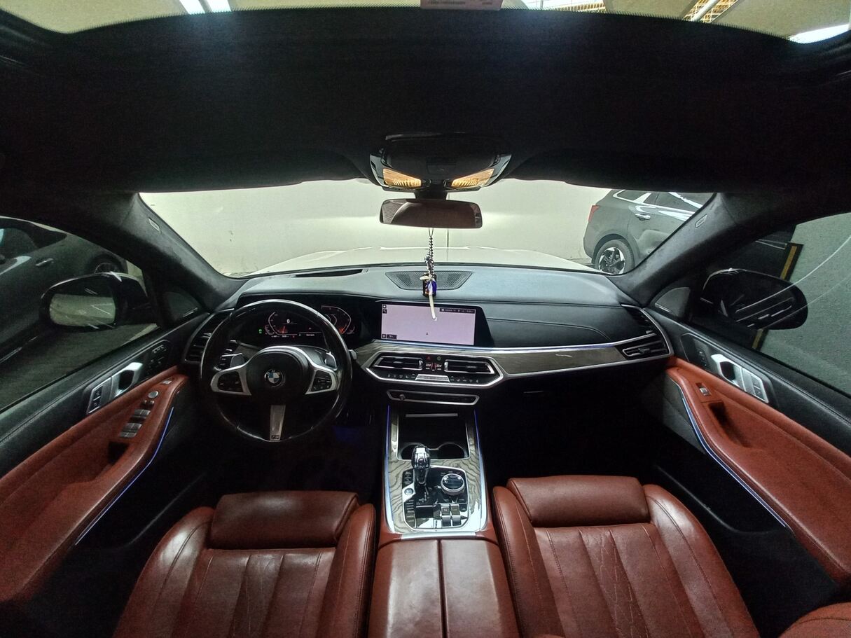Car image 27