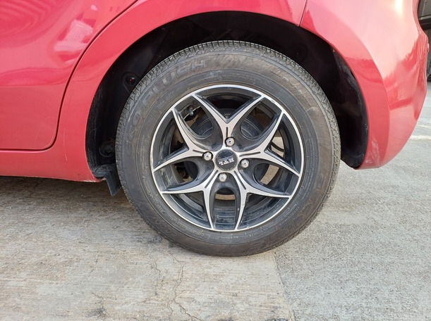 Car image 9