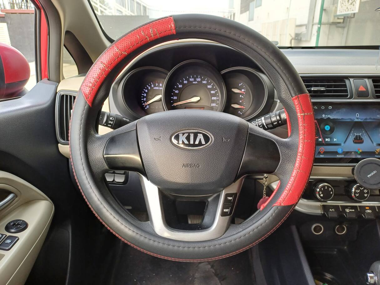 Car image 14