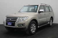 Used 2015 Mitsubishi Pajero for sale in Dubai