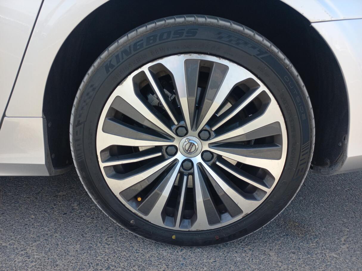 Car image 9