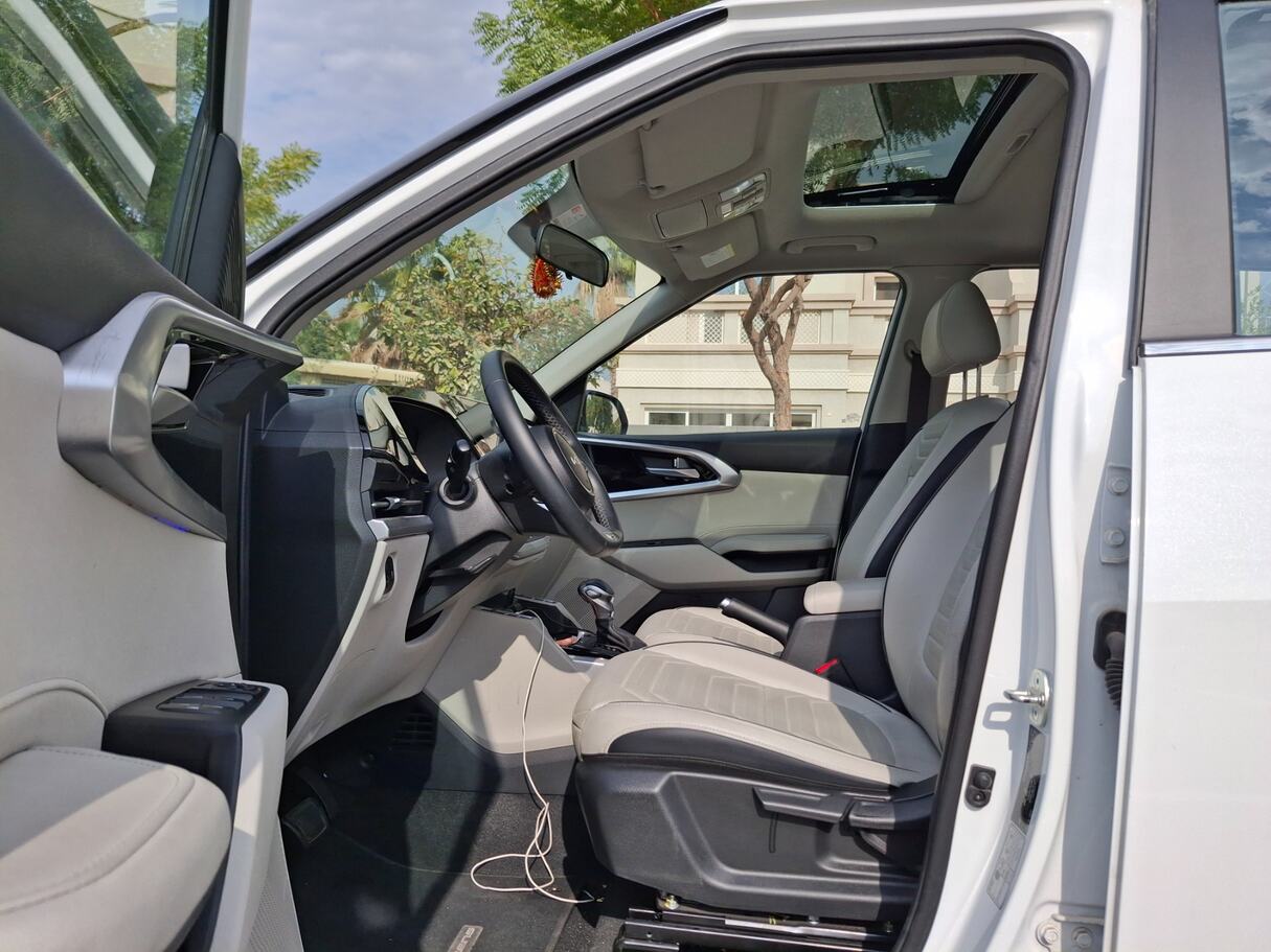 Car image 12
