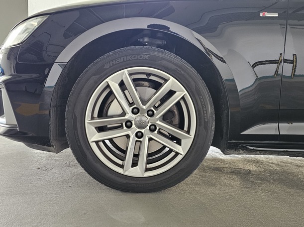 Car image 9