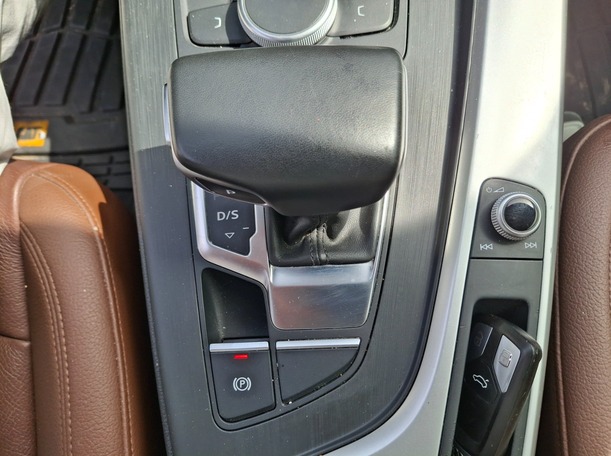 Car image 24