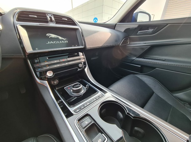 Car image 30