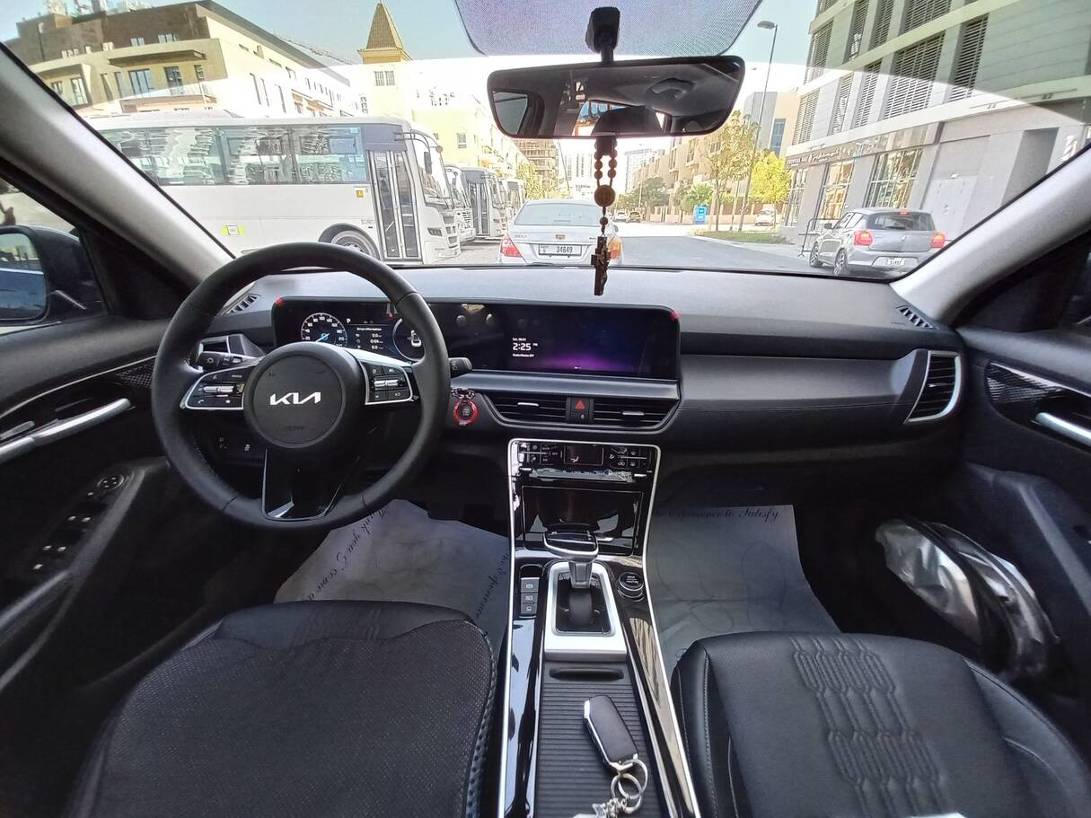 Car image 14