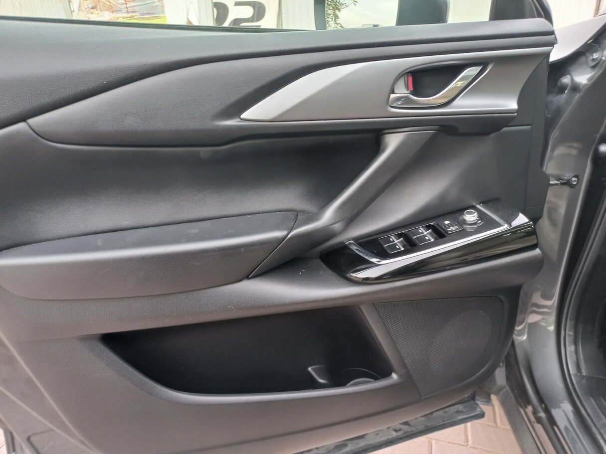 Car image 18