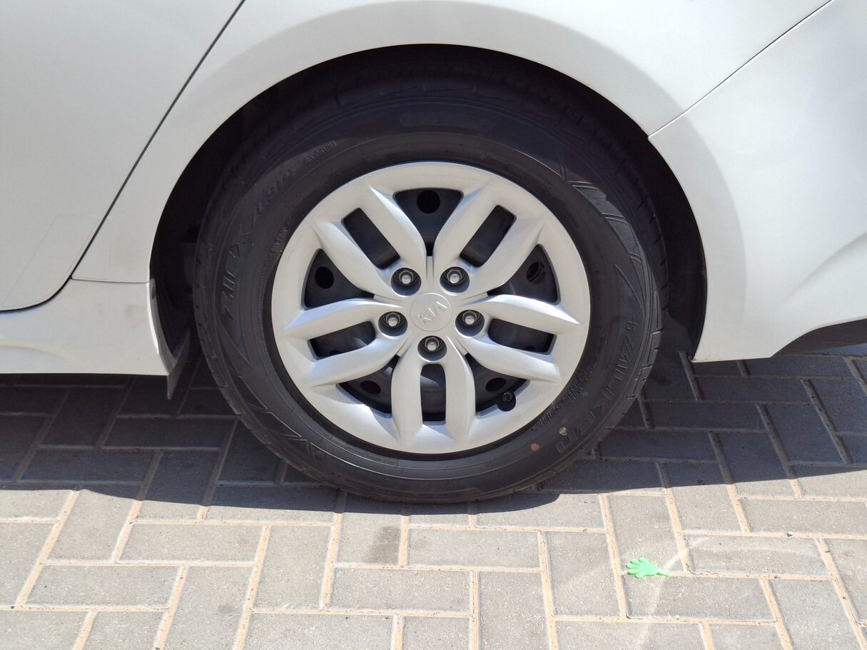 Car image 9