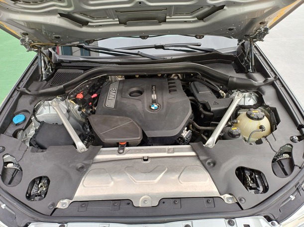 Car image 25