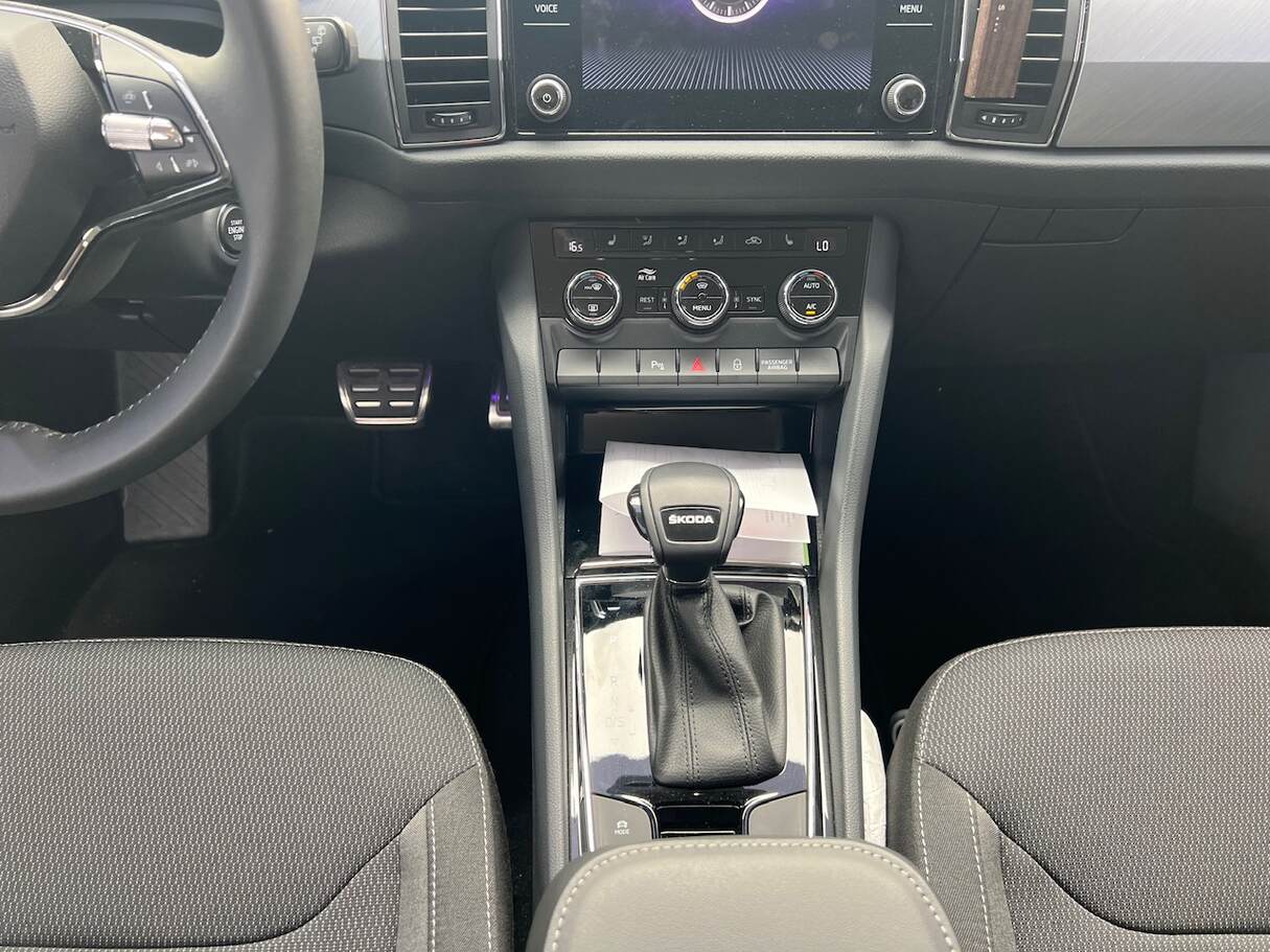 Car image 16